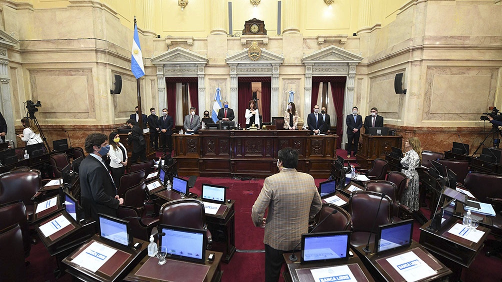 También se modificó por unanimidad y giró a Diputados algunos artículos del Código Civil y Comercial de la Nación vinculados a la También se modificó por unanimidad y giró a Diputados algunos artículos del Código Civil y Comercial de la Nación vinculados a la
